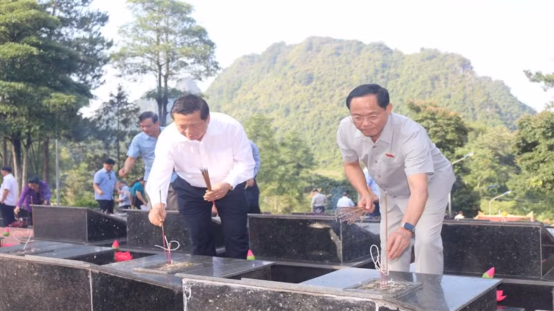 Thượng tướng Trần Quang Phương, Phó Chủ tịch Quốc hội và lãnh đạo tỉnh Cao Bằng dâng hương tại Nghĩa trang Liệt sĩ Trà Lĩnh, huyện Trùng Khánh, tỉnh Cao Bằng. Thượng tướng Trần Quang Phương, Phó Chủ tịch Quốc hội và lãnh đạo tỉnh Cao Bằng dâng hương tại Nghĩa trang Liệt sĩ Trà Lĩnh, huyện Trùng Khánh, tỉnh Cao Bằng.