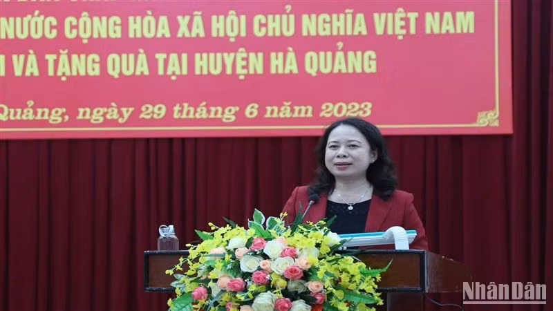 Đồng chí Võ Thị Ánh Xuân phát biểu ý kiến tại buổi làm việc với Ban Thường vụ Huyện ủy Hà Quảng, tỉnh Cao Bằng.