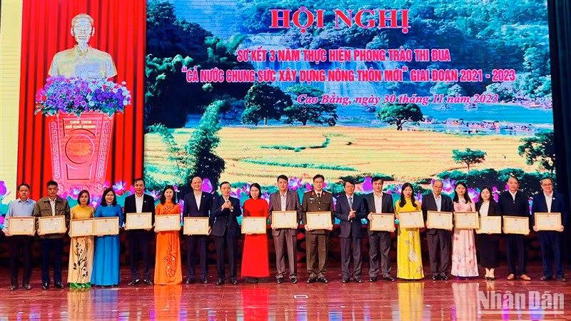 Lãnh đạo tỉnh Cao Bằng trao Bằng khen cho các cá nhân có nhiều thành tích trong xây dựng nông thôn mới tại địa phương. 
