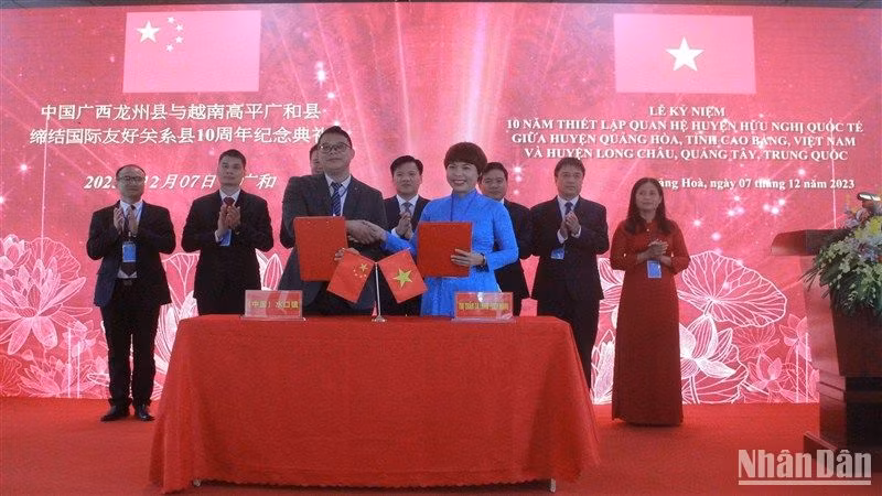 Thị trấn Tà Lùng, huyện Quảng Hòa và thị trấn Thủy Khẩu, huyện Long Châu đã ký kết thỏa thuận hữu nghị.