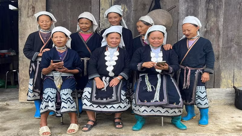 Sáp ong được in, tạo nên những hoa văn độc đáo trên trang phục của đồng bào Dao Tiền, xóm Hoài Khao. Sáp ong được in, tạo nên những hoa văn độc đáo trên trang phục của đồng bào Dao Tiền, xóm Hoài Khao.