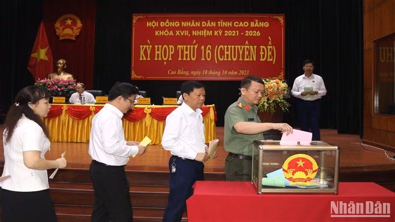 Các đại biểu bỏ phiếu tín nhiệm người giữ chức danh do Hội đồng nhân dân tỉnh Cao Bằng bầu.