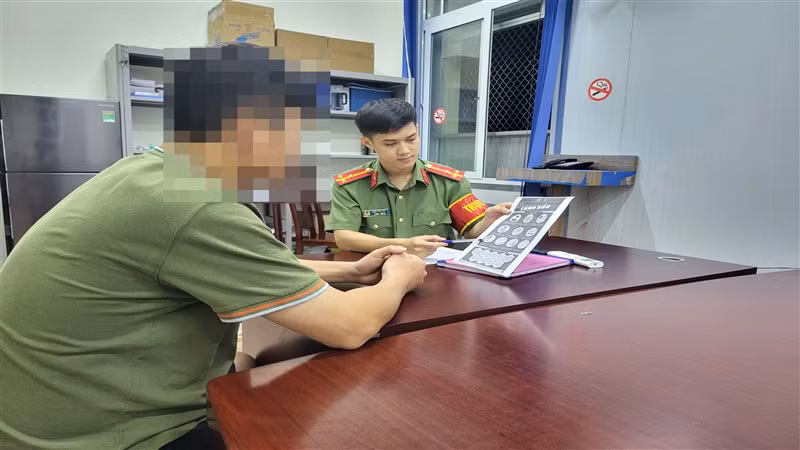 Ông T được tư vấn tại cơ quan Công an. (Ảnh: Công an Cao Bằng)