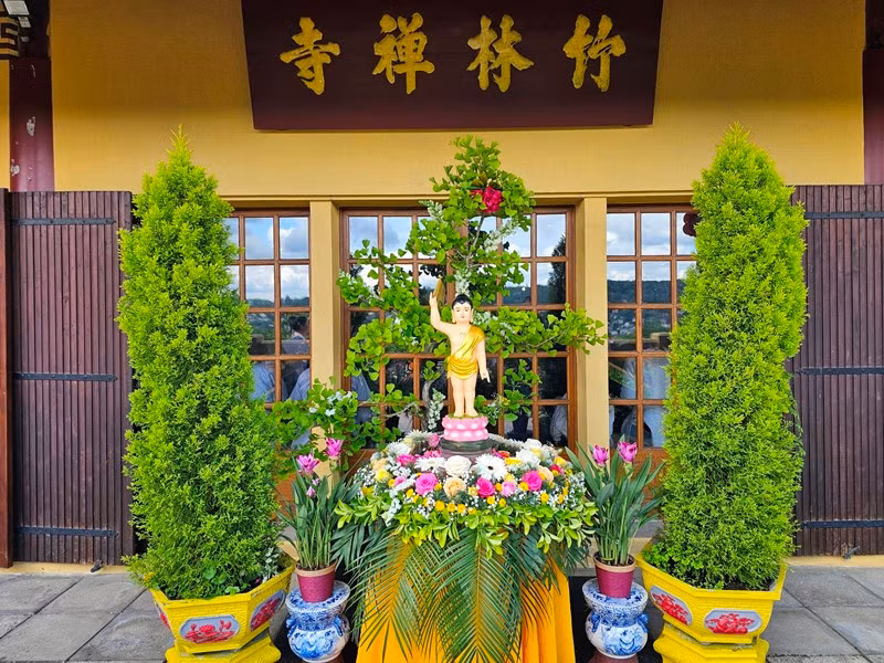 Nơi tiến hành nghi thức Mộc dục cho tượng của Đức phật được bài trí tôn nghiêm kỹ lưỡng. (Ảnh: MINH DUY) Nơi tiến hành nghi thức Mộc dục cho tượng của Đức phật được bài trí tôn nghiêm kỹ lưỡng. (Ảnh: MINH DUY)