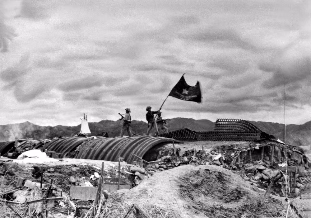 Ngày 7/5/1954, toàn bộ tập đoàn cứ điểm của địch ở Điện Biên Phủ đã bị tiêu diệt. Lá cờ “Quyết chiến quyết thắng” của Quân đội nhân dân Việt Nam tung bay trên nóc hầm tướng De Castries. Ảnh: Triệu Đại - TTXVN