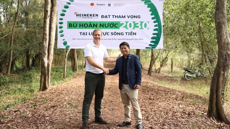 Đại diện Heineken Việt Nam và WWF-Việt Nam chia sẻ niềm vui tại sự kiện công bố.