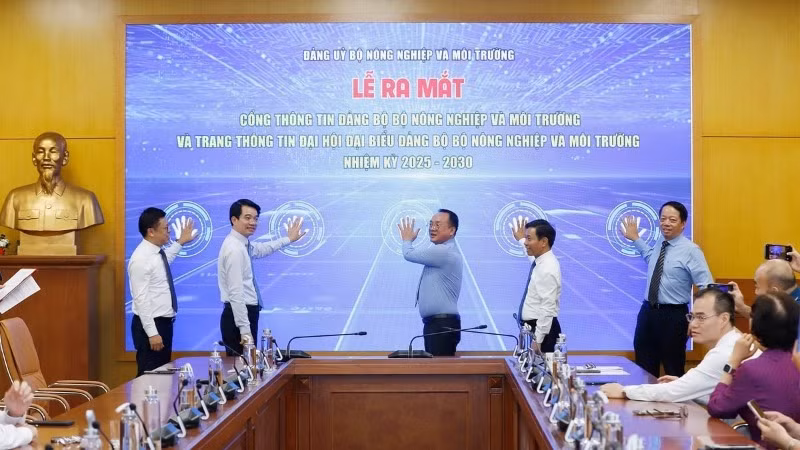 Các đại biểu bấm nút khai trương Cổng thông tin Đảng bộ Bộ Nông nghiệp và Môi trường và Trang thông tin Đại hội Đại biểu Đảng bộ Bộ Nông nghiệp và Môi trường nhiệm kỳ 2025-2030. (Ảnh: KHƯƠNG TRUNG)