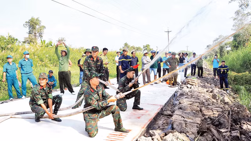 Lực lượng chức năng Cà Mau thường xuyên diễn tập phòng cháy, chữa cháy rừng.