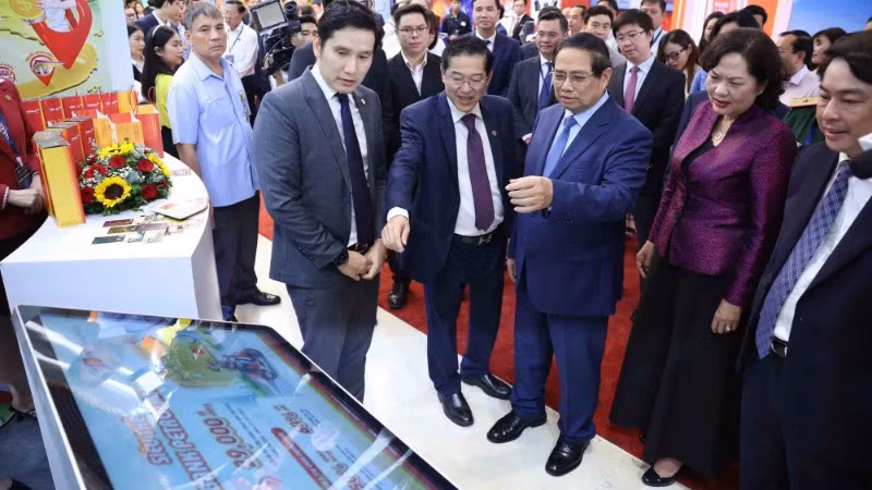 Thủ tướng Chính phủ, Thống đốc Ngân hàng Nhà nước và đoàn lãnh đạo tham quan không gian số của HDBank tại sự kiện. (Ảnh: HDBank)