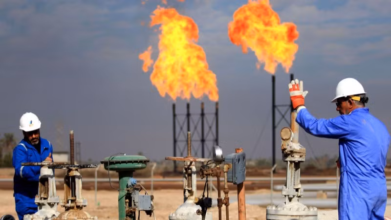 Công nhân làm việc tại một cơ sở khai thác dầu ở Basra, Iraq. (Ảnh: AFP/TTXVN)
