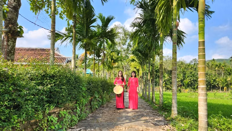 Du khách tham quan Làng cổ Lộc Yên (huyện Tiên Phước, Quảng Nam).