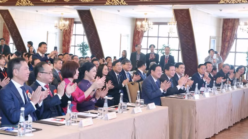 Các đại biểu tham dự buổi gặp gỡ của Tổng Bí thư Tô Lâm với cán bộ, nhân viên, đại diện cộng đồng người Việt Nam tại Liên bang Nga. (Ảnh: TTXVN) Các đại biểu tham dự buổi gặp gỡ của Tổng Bí thư Tô Lâm với cán bộ, nhân viên, đại diện cộng đồng người Việt Nam tại Liên bang Nga. (Ảnh: TTXVN)
