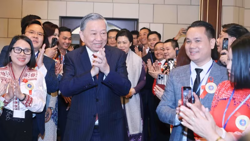 Tổng Bí thư Tô Lâm và Phu nhân gặp gỡ cán bộ, nhân viên Đại sứ quán cùng đại diện cộng đồng người Việt Nam tại Liên bang Nga. (Ảnh: TTXVN)