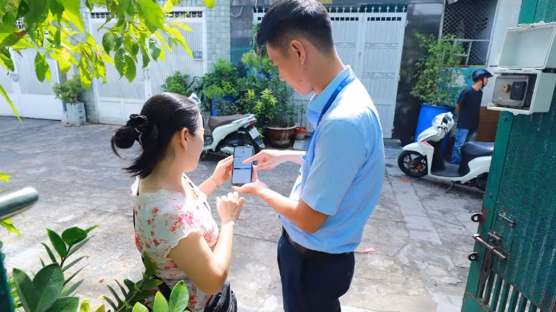 Nhân viên Công ty Cổ phần Cấp nước Gia Định hướng dẫn khách hàng sử dụng dịch vụ “24H” để giao dịch và thanh toán trực tuyến các dịch vụ cấp nước. Nhân viên Công ty Cổ phần Cấp nước Gia Định hướng dẫn khách hàng sử dụng dịch vụ “24H” để giao dịch và thanh toán trực tuyến các dịch vụ cấp nước.