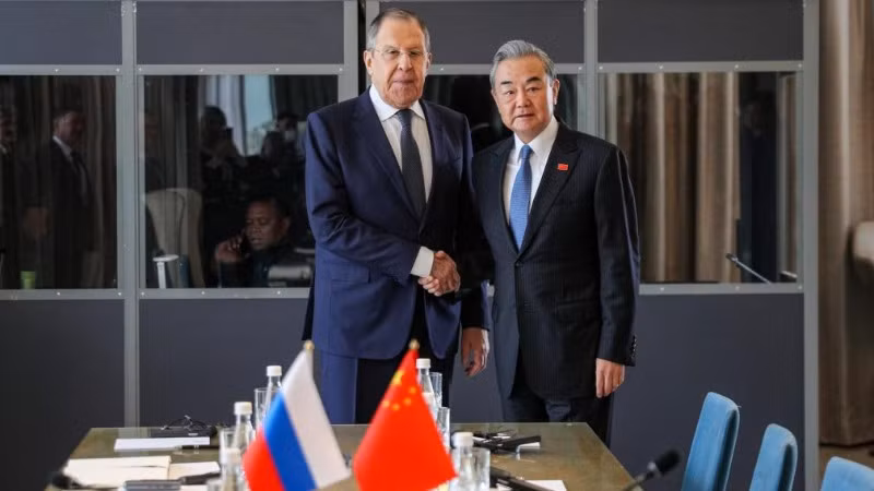 Bộ trưởng Ngoại giao Nga Sergei Lavrov và Bộ trưởng Ngoại giao Trung Quốc Vương Nghị. (Ảnh minh họa: Tân Hoa Xã)