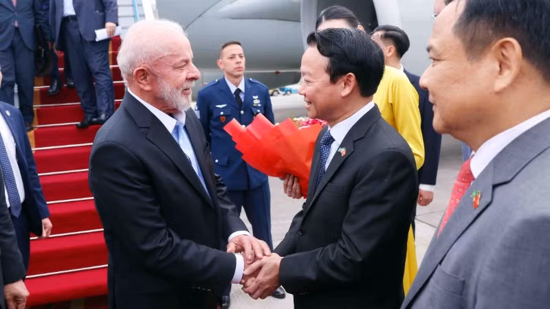 Bộ trưởng Nông nghiệp và Môi trường Đỗ Đức Duy đón Tổng thống Brazil Luiz Inácio Lula da Silva tại Sân bay quốc tế Nội Bài, Hà Nội. (Ảnh: TTXVN)