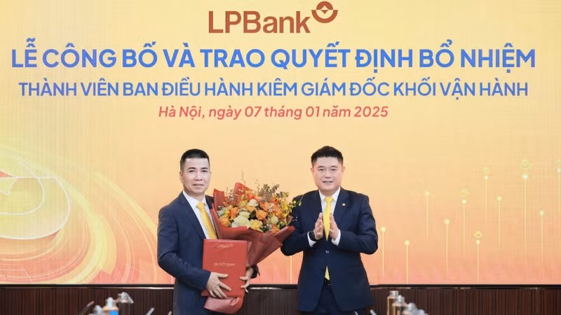 Ông Nguyễn Đức Thụy - Chủ tịch HĐQT LPBank trao quyết định bổ nhiệm cho ông Nguyễn Hoàng Hải. 