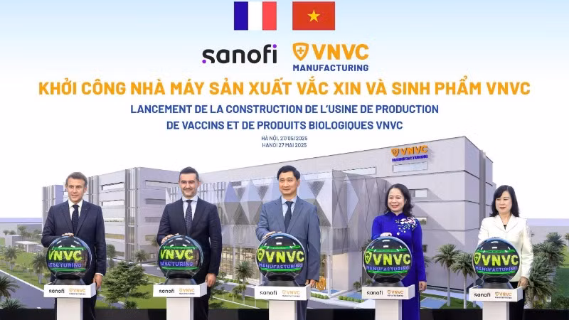 Tổng thống Pháp Emmanuel Macron cùng Phó Chủ tịch nước Võ Thị Ánh Xuân, Bộ trưởng Y tế Đào Hồng Lan, ông Burak Pekmezci và ông Ngô Chí Dũng bấm nút khởi công xây dựng Nhà máy Vaccine và Sinh phẩm VNVC.