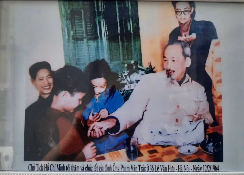 Bức ảnh chụp khoảnh khắc Chủ tịch Hồ Chí Minh đang chia kẹo cho ông Thành, khi đến thăm gia đình cụ Trác, trong đêm giao thừa Tết Giáp Thìn 1964.
