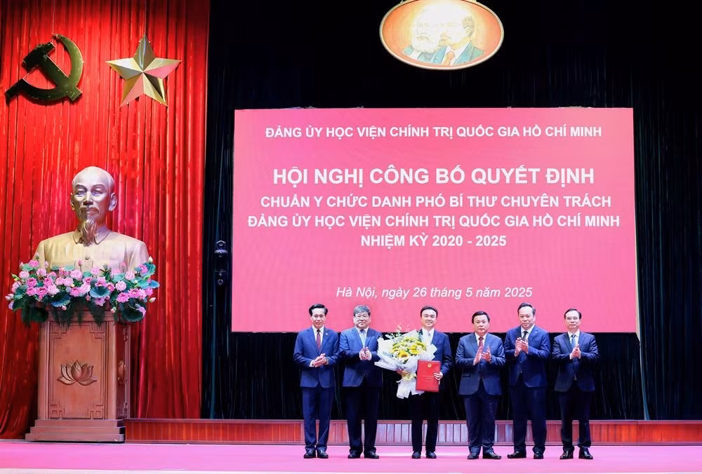 Đảng ủy, Ban Giám đốc Học viện và đại diện Đảng ủy các cơ quan Đảng Trung ương tặng hoa chúc mừng đồng chí Trương Công Đắc.