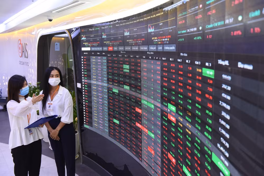Để nâng hạng thị trường chứng khoán, Bộ Tài chính đang tích cực làm việc với các tổ chức xếp hạng thị trường, như FTSE Russell và MSCI. (Ảnh: TTXVN) Để nâng hạng thị trường chứng khoán, Bộ Tài chính đang tích cực làm việc với các tổ chức xếp hạng thị trường, như FTSE Russell và MSCI. (Ảnh: TTXVN)