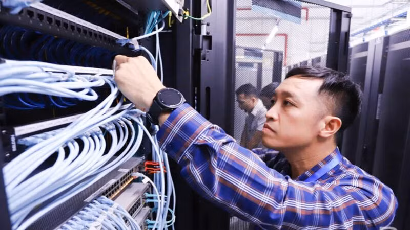 Nhân viên Trung tâm Công nghệ thông tin (Sở Thông tin và Truyền thông) kiểm tra, bảo dưỡng hệ thống mạng chuyên dùng cho hoạt động của các hệ thống dịch vụ công trực tuyến trên địa bàn tỉnh.