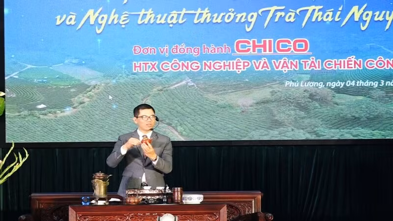 Nghệ nhân, nhà báo Hoàng Anh Sướng trao đổi về văn hóa trà tại huyện Phú Lương.