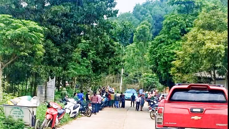 Lực lượng chức năng tiến hành điều tra vụ nổ tại nhà ông M. ở xóm 8, xã Phúc Tân, thành phố Phổ Yên.