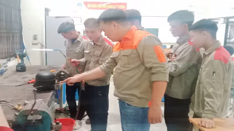 Bộ đội xuất ngũ học nghề điện lạnh tại Trường cao đẳng nghề số I.