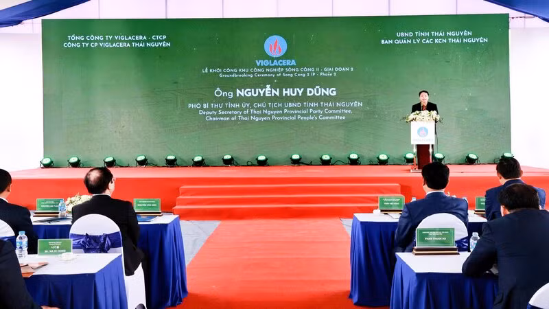 Chủ tịch Ủy ban nhân dân tỉnh Thái Nguyên Nguyễn Huy Dũng đề nghị nhà đầu tư triển khai xây dựng Khu Công nghiệp Sông Công II-Giai đoạn 2 đúng tiến độ. Chủ tịch Ủy ban nhân dân tỉnh Thái Nguyên Nguyễn Huy Dũng đề nghị nhà đầu tư triển khai xây dựng Khu Công nghiệp Sông Công II-Giai đoạn 2 đúng tiến độ.