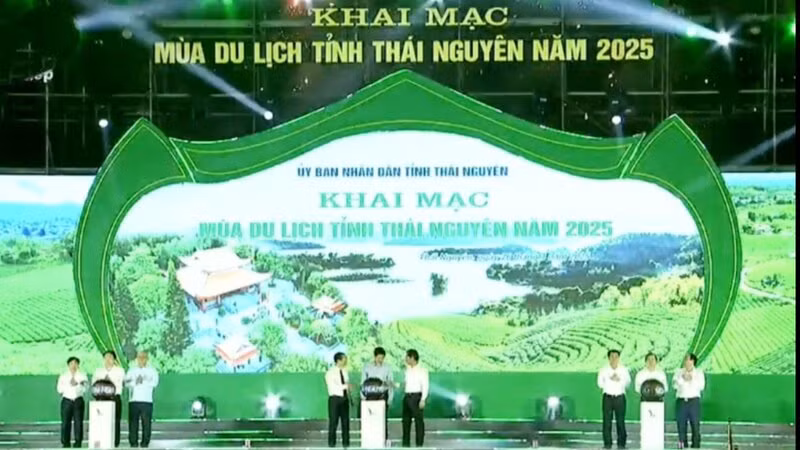 Lãnh đạo Bộ Văn hóa-Thể thao và Du lịch, tỉnh thực hiện nghi thức khai mạc mùa du lịch Thái Nguyên năm 2025.