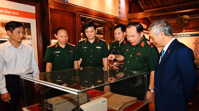 Các đại biểu tham quan tư liệu, hiện vật tại Di tích lịch sử quốc gia Trường dạy làm báo Huỳnh Thúc Kháng.