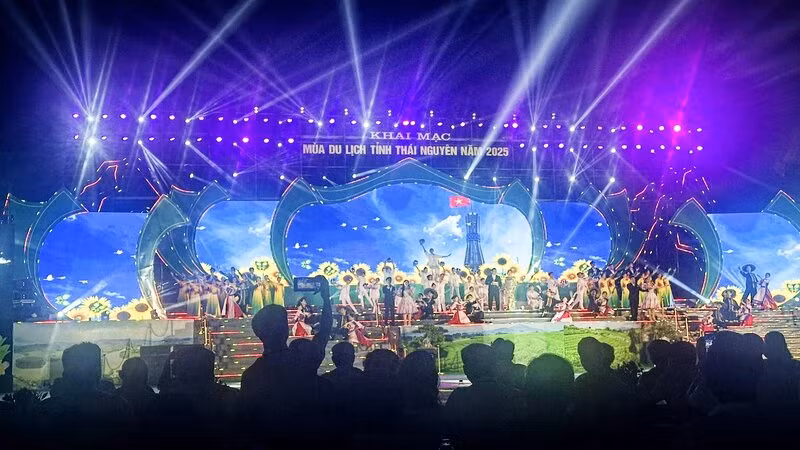 Chương trình nghệ thuật “Thái Nguyên khát vọng vươn mình” tại khai mạc mùa du lịch Thái Nguyên năm 2025. Chương trình nghệ thuật “Thái Nguyên khát vọng vươn mình” tại khai mạc mùa du lịch Thái Nguyên năm 2025.