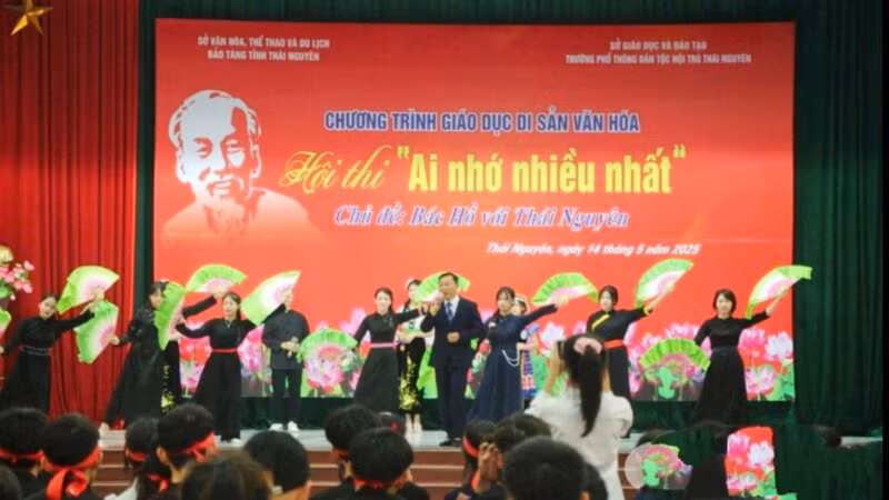 Hội thi “Ai nhớ nhiều nhất” là nơi các em học sinh thể hiện sự hiểu biết về kiến thức lịch sử và tư tưởng đạo đức Hồ Chí Minh.