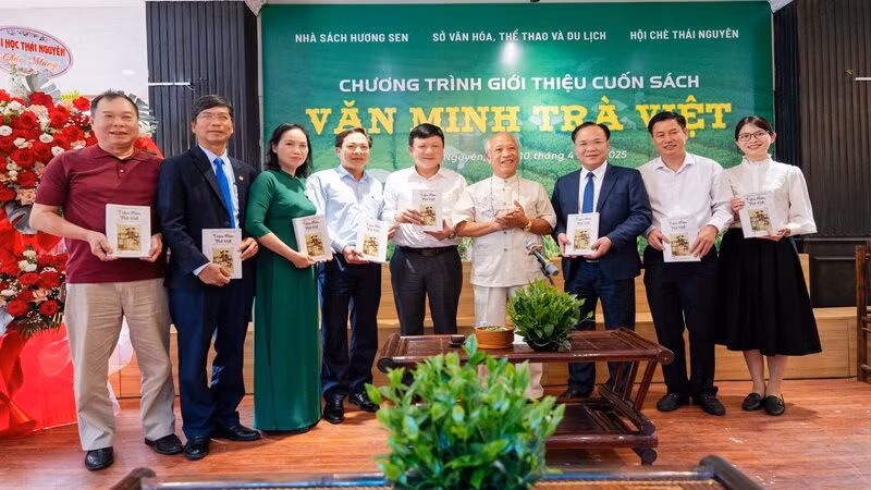 Tác giả cuốn sách “Văn minh trà Việt” Trịnh Quang Dũng tặng sách tại buổi giới thiệu.