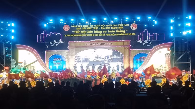 Nhiều tiết mục văn nghệ đặc sắc ca ngợi Đại thắng mùa Xuân năm 1975 được trình diễn tại chương trình.