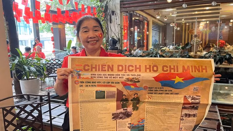 Ấn phẩm đặc biệt của Báo Nhân Dân làm cho cựu chiến binh Ma Thị Lân ở phường Hoàng Văn Thụ, thành phố Thái Nguyên “sống lại” những ngày phục vụ chiến đấu và chiến đấu cuối tháng 4/1975. Ấn phẩm đặc biệt của Báo Nhân Dân làm cho cựu chiến binh Ma Thị Lân ở phường Hoàng Văn Thụ, thành phố Thái Nguyên “sống lại” những ngày phục vụ chiến đấu và chiến đấu cuối tháng 4/1975.