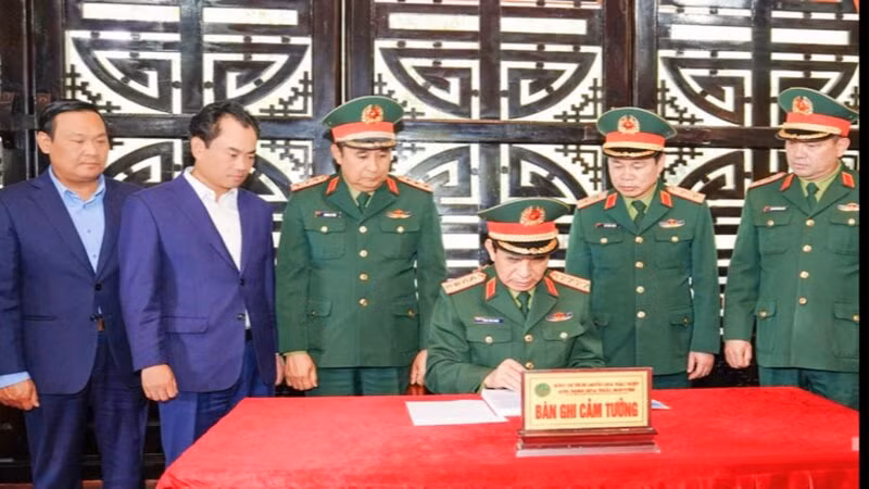 Đại tướng Phan Văn Giang ghi cảm tưởng vào Sổ vàng lưu niệm tại Nhà tưởng niệm Chủ tịch Hồ Chí Minh. Đại tướng Phan Văn Giang ghi cảm tưởng vào Sổ vàng lưu niệm tại Nhà tưởng niệm Chủ tịch Hồ Chí Minh.