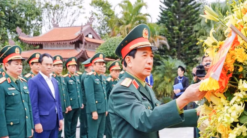Đại tướng Phan Văn Giang dâng hoa tưởng niệm Chủ tịch Hồ Chí Minh.