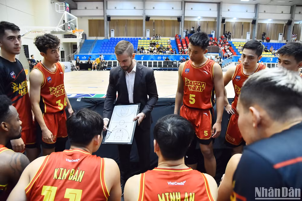 Huấn luyện viên Matt Van Pelt (Saigon Heat) truyền đạt ý đồ chiến thuật tới các học trò trước khi trận đấu chính thức bắt đầu. Huấn luyện viên Matt Van Pelt (Saigon Heat) truyền đạt ý đồ chiến thuật tới các học trò trước khi trận đấu chính thức bắt đầu.