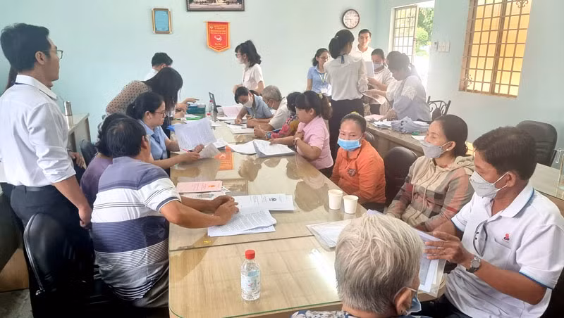 Người dân thành phố Thủ Dầu Một, tỉnh Bình Dương làm thủ tục để nhận tiền hỗ trợ, đền bù. 