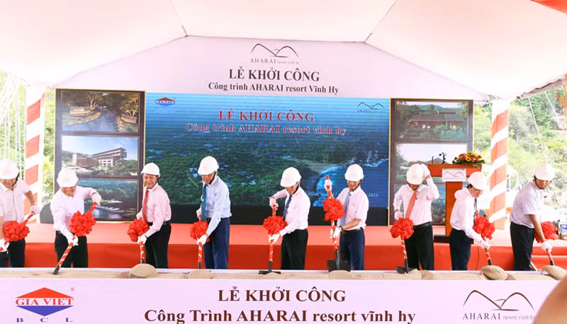 Lãnh đạo tỉnh Ninh Thuận và chủ đầu tư thực hiện nghi thức khởi công dự án.