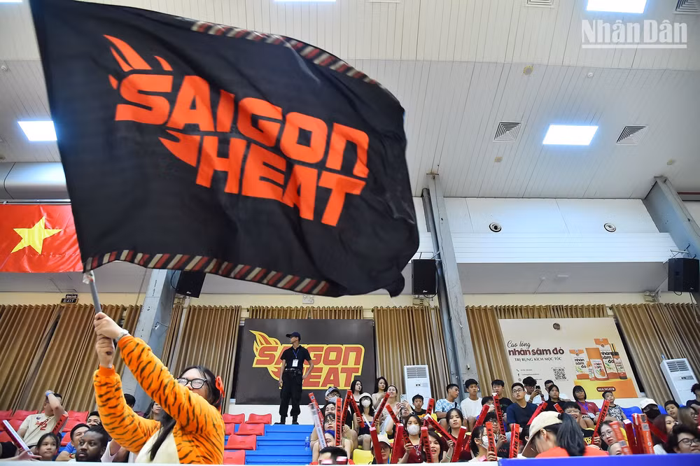 Saigon Heat là một trong ít những đội nhận được sự cổ vũ của đông đảo khán giả mỗi khi phải thi đấu xa sân nhà CIS (Thành phố Hồ Chí Minh). Saigon Heat là một trong ít những đội nhận được sự cổ vũ của đông đảo khán giả mỗi khi phải thi đấu xa sân nhà CIS (Thành phố Hồ Chí Minh).