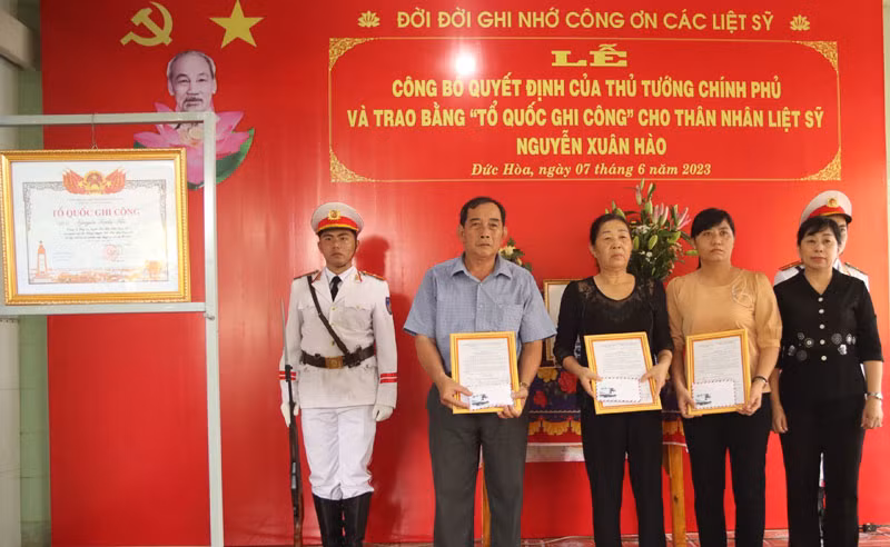 Sở Lao động - Thương binh và Xã hội tỉnh Long An trao Quyết định trợ cấp hằng tháng đối với thân nhân Liệt sĩ Nguyễn Xuân Hào. Sở Lao động - Thương binh và Xã hội tỉnh Long An trao Quyết định trợ cấp hằng tháng đối với thân nhân Liệt sĩ Nguyễn Xuân Hào.