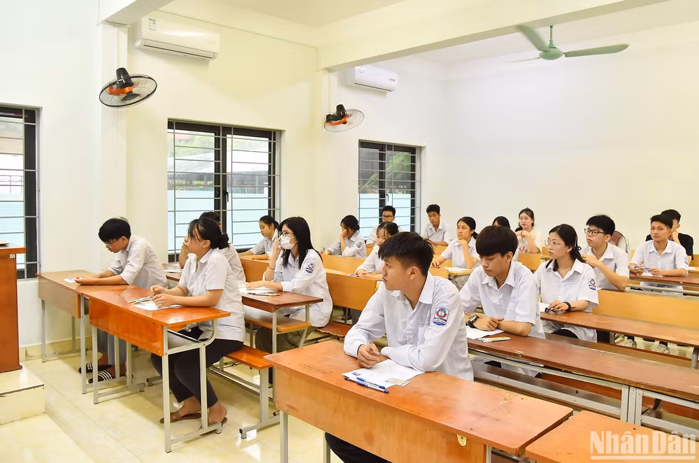 Hôm nay (28/6), buổi sáng, vào lúc 7 giờ 35 phút, thí sinh sẽ chính thức bắt đầu kỳ thi năm nay với môn đầu tiên là Ngữ Văn trong 120 phút theo hình thức tự luận. Buổi chiều, lúc 14 giờ 30 phút, các thí sinh sẽ thi môn Toán trong thời gian 90 phút theo hình thức trắc nghiệm. Hôm nay (28/6), buổi sáng, vào lúc 7 giờ 35 phút, thí sinh sẽ chính thức bắt đầu kỳ thi năm nay với môn đầu tiên là Ngữ Văn trong 120 phút theo hình thức tự luận. Buổi chiều, lúc 14 giờ 30 phút, các thí sinh sẽ thi môn Toán trong thời gian 90 phút theo hình thức trắc nghiệm.