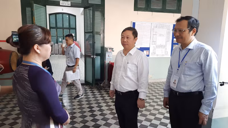 Phó Chủ tịch Ủy ban nhân dân Thành phố Hồ Chí Minh Dương Anh Đức kiểm tra tại điểm thi Trường trung học phổ thông Lê Quý Đôn, quận 3, Thành phố Hồ Chí Minh.