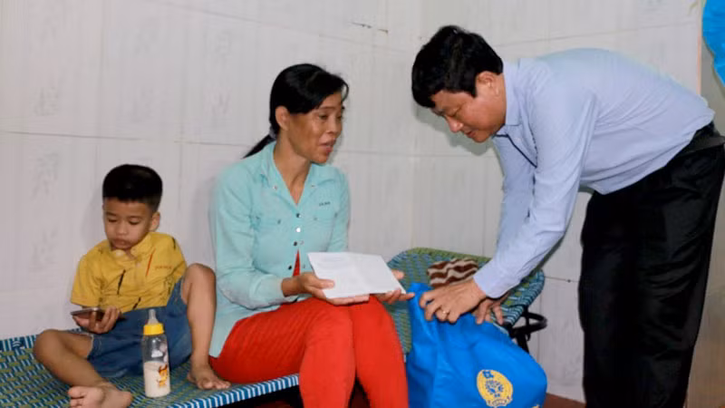 Chủ tịch Ủy ban nhân dân tỉnh Bình Dương Võ Văn Minh đến nhà trọ để thăm hỏi và trao tặng quà cho công nhân lao động bị bệnh hiểm nghèo. Chủ tịch Ủy ban nhân dân tỉnh Bình Dương Võ Văn Minh đến nhà trọ để thăm hỏi và trao tặng quà cho công nhân lao động bị bệnh hiểm nghèo.