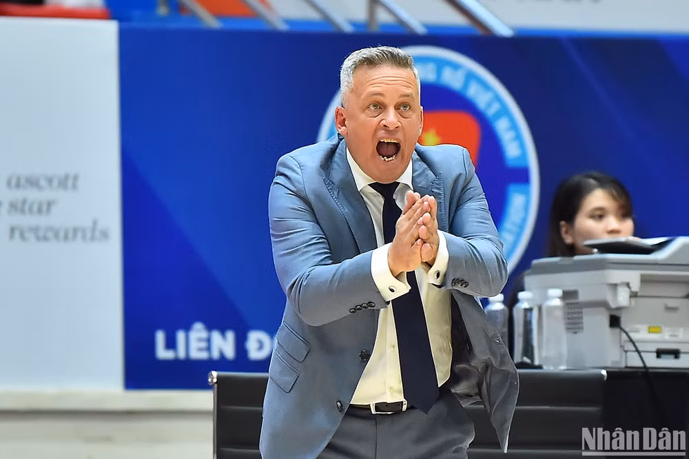 Huấn luyện viên Todd Purves (Danang Dragons) liên tục có những chỉ đạo chiến thuật quan trọng giúp các học trò gỡ hoà và có thời điểm vượt lên dẫn trước Saigon Heat trong những phút thi đấu của hiệp 4. Huấn luyện viên Todd Purves (Danang Dragons) liên tục có những chỉ đạo chiến thuật quan trọng giúp các học trò gỡ hoà và có thời điểm vượt lên dẫn trước Saigon Heat trong những phút thi đấu của hiệp 4.