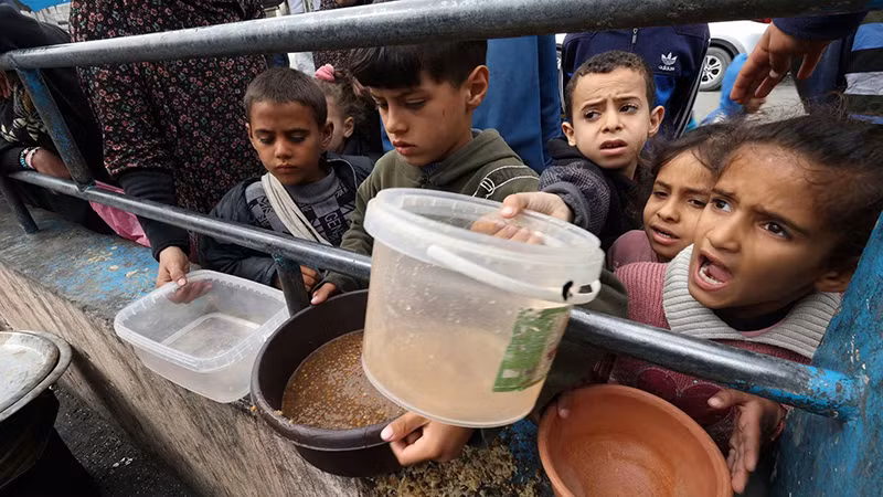 Nhiều người dân Palestine bị thiếu lương thực nghiêm trọng. (Ảnh REUTERS)