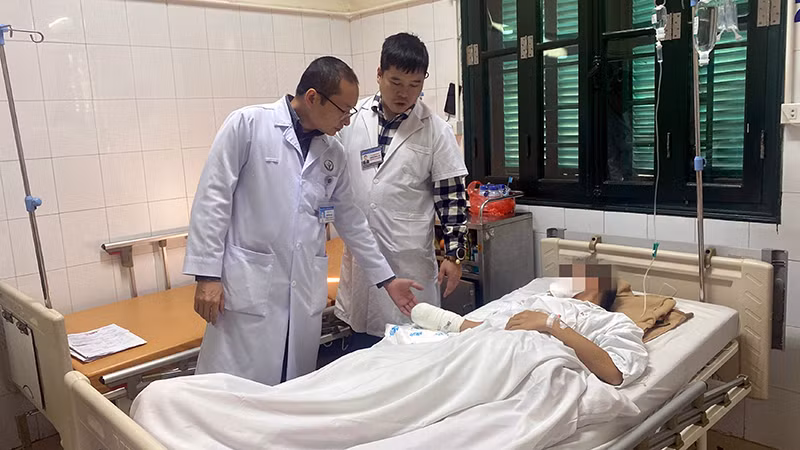 Các y sĩ, bác sĩ của Bệnh viện Việt Đức trao đổi về tình trạng chấn thương do pháo nổ của bệnh nhân. (Ảnh THÁI BÌNH)